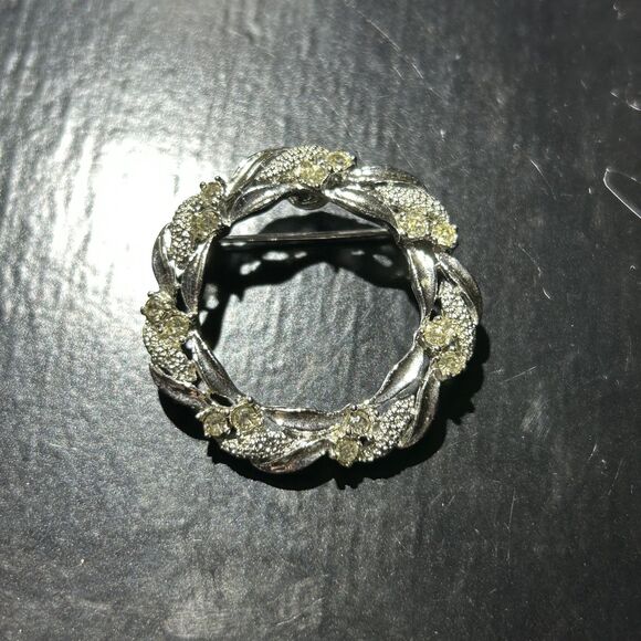 Vintage 1-1/4" Gerrys Silver Tone Rhinestone Metal Round Circle Christmas Wreath - Picture 1 of 4